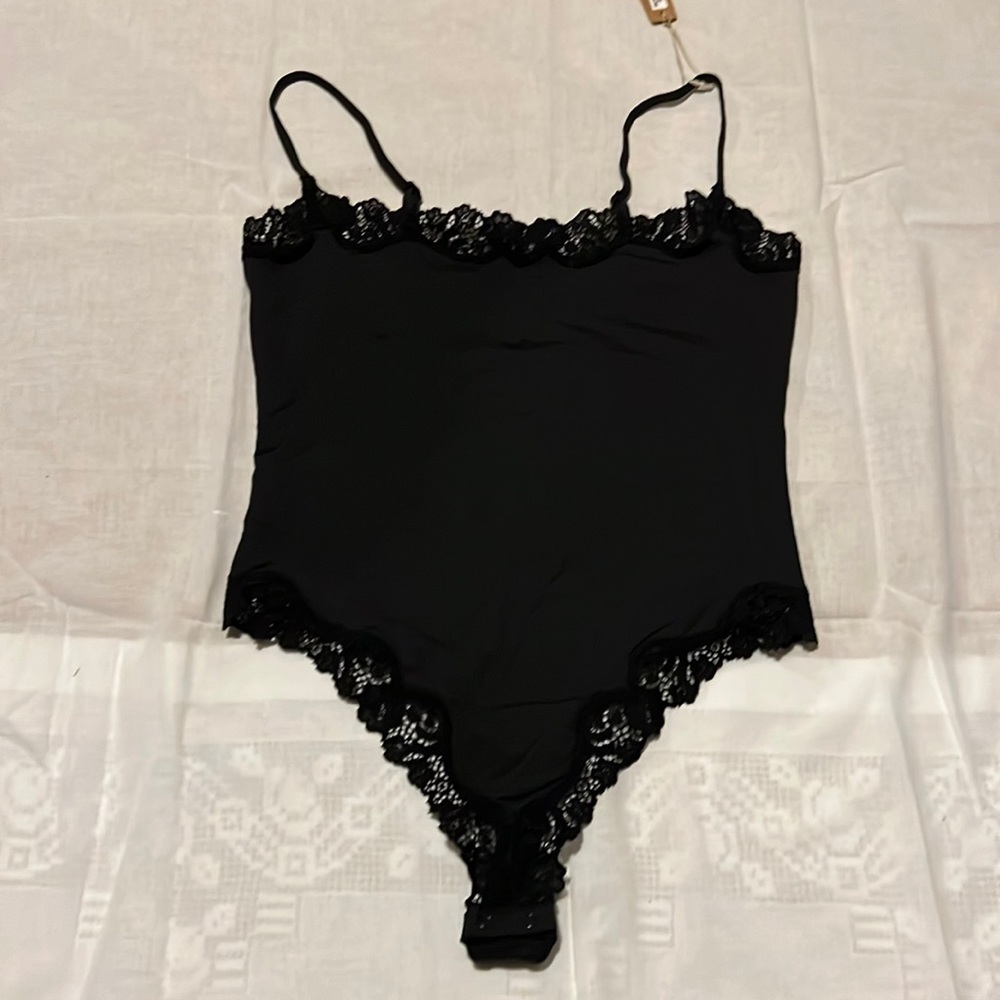 SKIMS FITS EVERYBODY LACE CAMI BODYSUIT